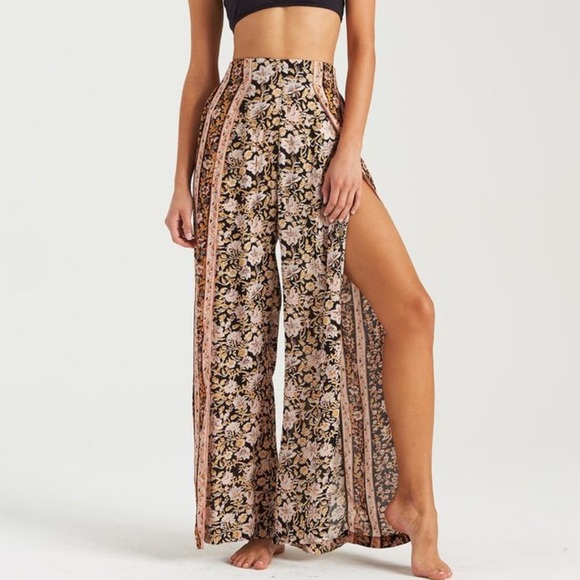 Billabong Pants - Billabong Women’s ‘Split Spirit’ Floral Print Wide Leg Pull on Pants. Medium.